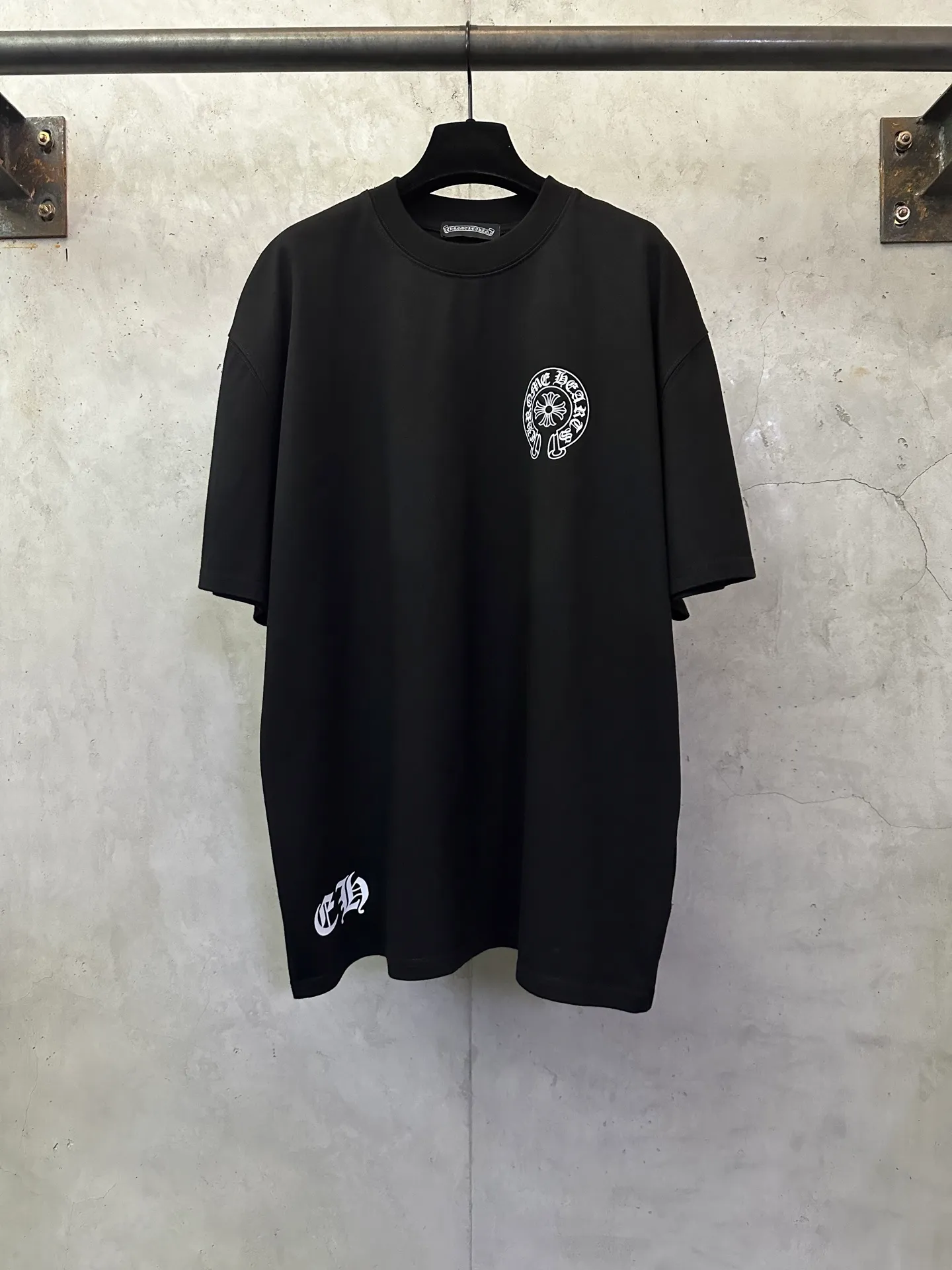 P260 Chrome Hearts 25ss Sanskrit flag printed round neck short-sleeved T-shirt. Fabric is high-definition and super heavy. Cotton double yarn compact Xinjiang cotton. Weight 400g. Paired with 2*2 Salona ribs. 420g. Clean cloth. Clear texture. Tight feel. Stiff. High color fastness. No deformation. No discoloration. Customized hardware. Threads. Accessories. Alignment. Uniform for men and women. -Color: Black White -Size: XS S M L XL